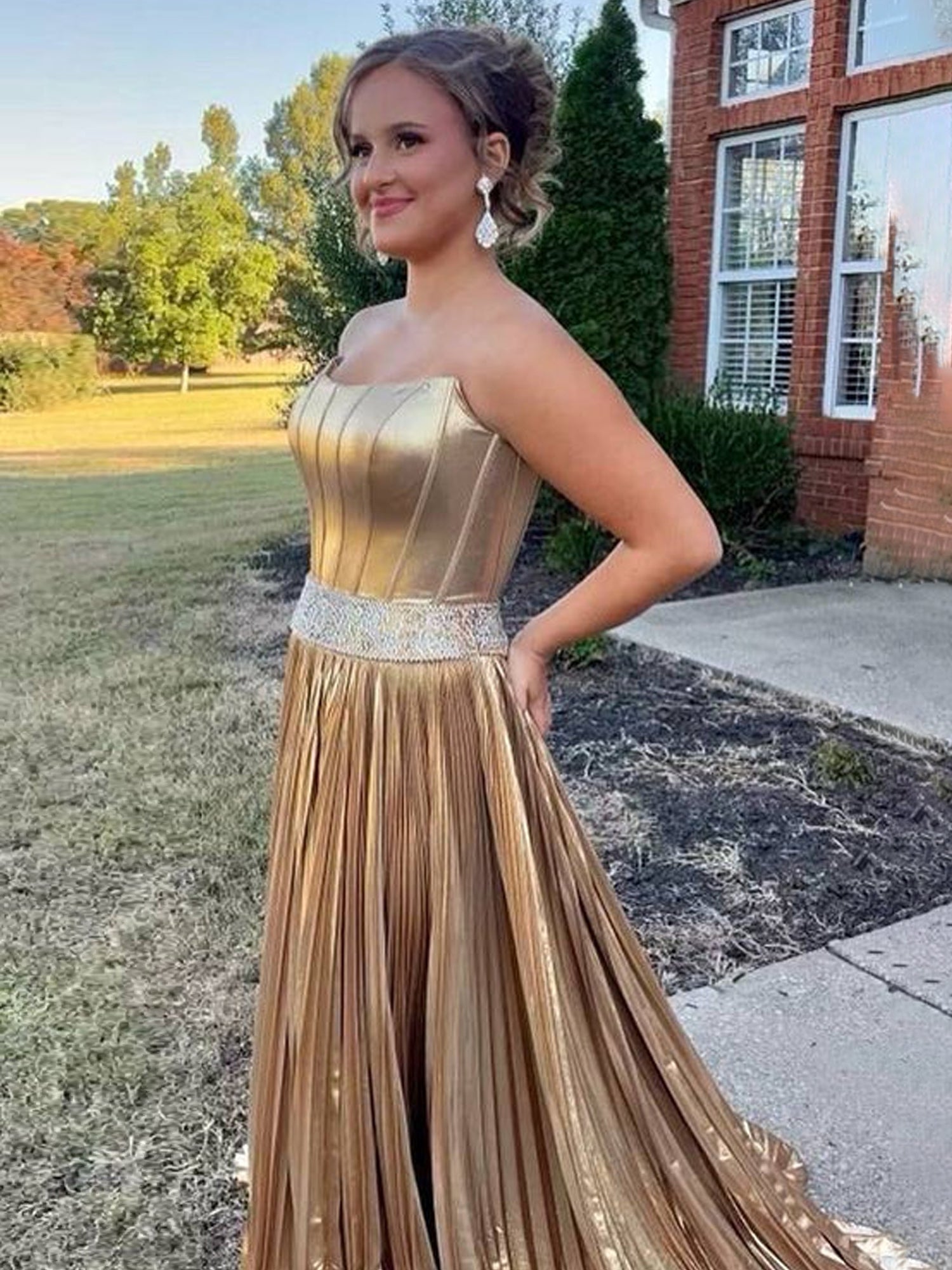 Touild | Vestido de fiesta sin tirantes, con cuentas y abertura en dorado metalizado