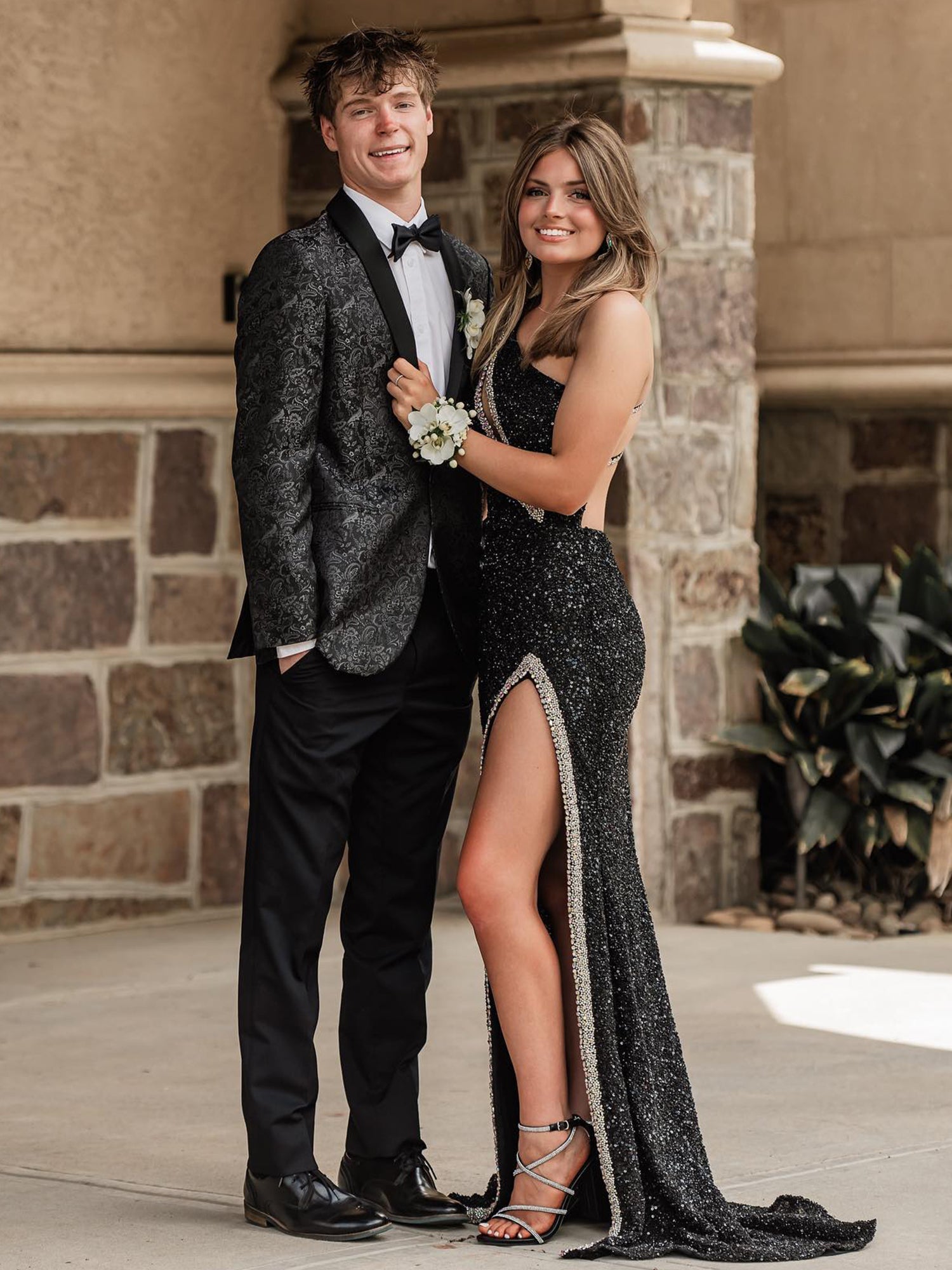 Tove | Orangefarbenes Meerjungfrau-Ballkleid mit einer Schulter und Schlitz