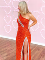 Tove | Orangefarbenes Meerjungfrau-Ballkleid mit einer Schulter und Schlitz