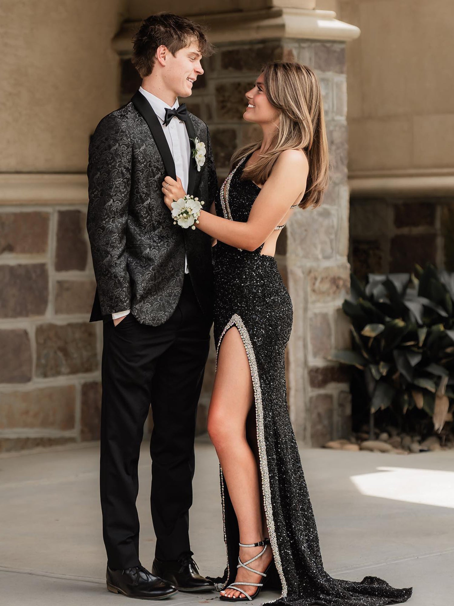 Tove | Orangefarbenes Meerjungfrau-Ballkleid mit einer Schulter und Schlitz