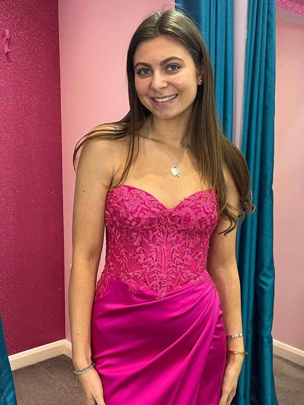 Trudy | Vestido de fiesta de sirena fruncido con encaje y satén fucsia