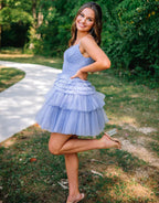 Layla | A-Linien-Heimkehrkleid mit tiefem V-Ausschnitt und Stufen