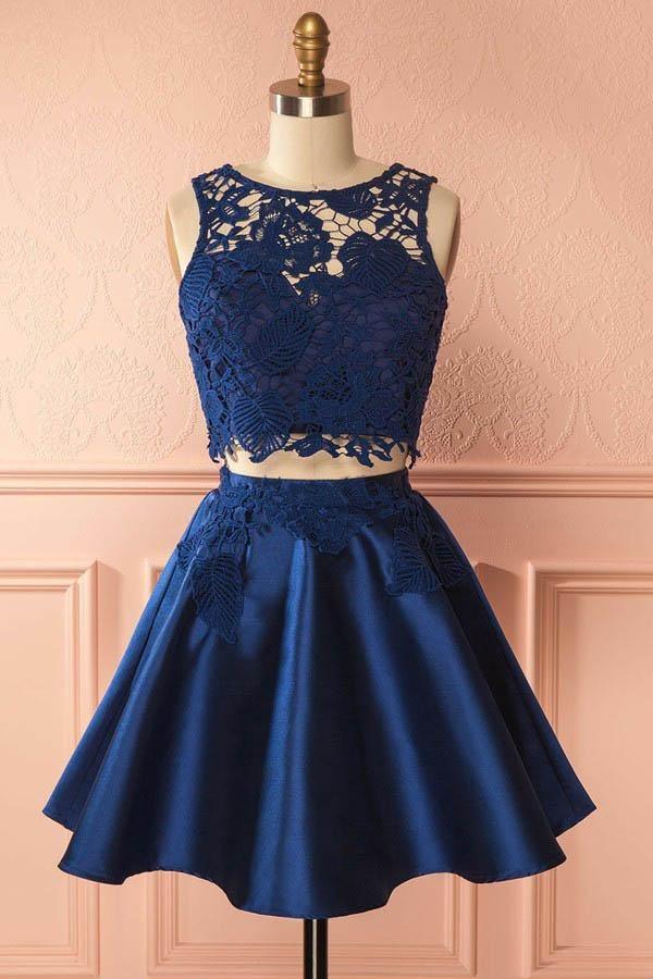 Zweiteiliges dunkelblaues Satin-Heimkehrkleid mit Spitzenapplikationen PG157