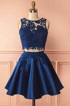 Zweiteiliges dunkelblaues Satin-Heimkehrkleid mit Spitzenapplikationen PG157
