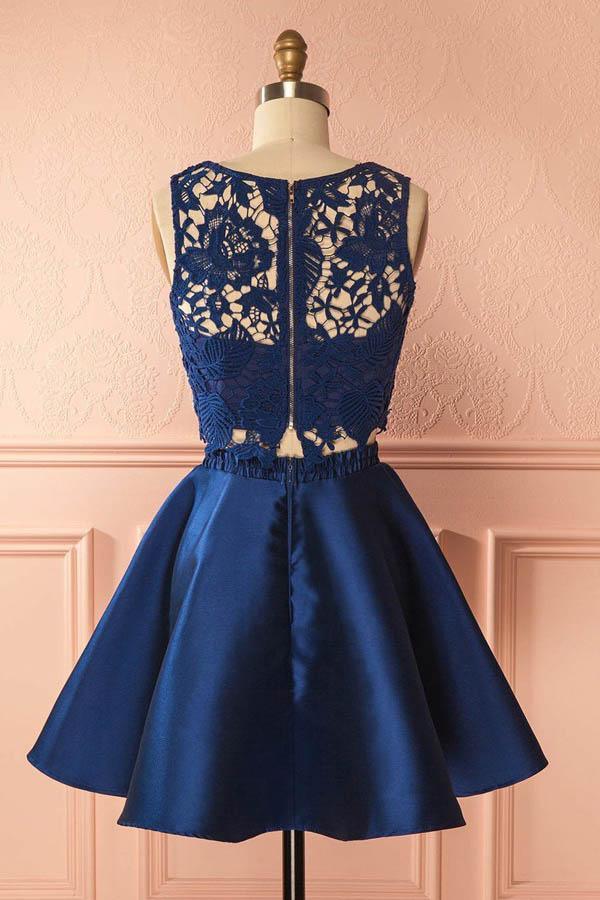 Zweiteiliges dunkelblaues Satin-Heimkehrkleid mit Spitzenapplikationen PG157