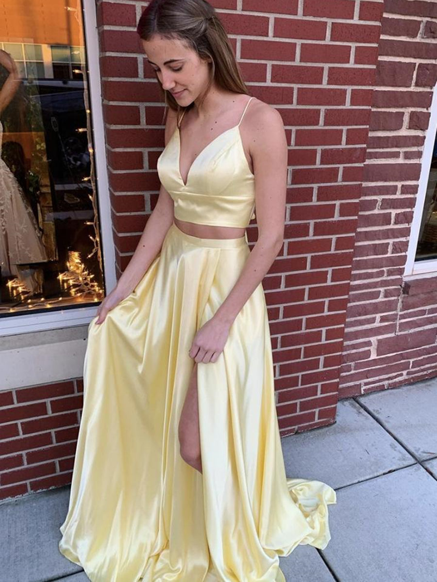 Zweiteiliges langes A-Linien-Kleid aus Satin mit V-Ausschnitt und Schlitz