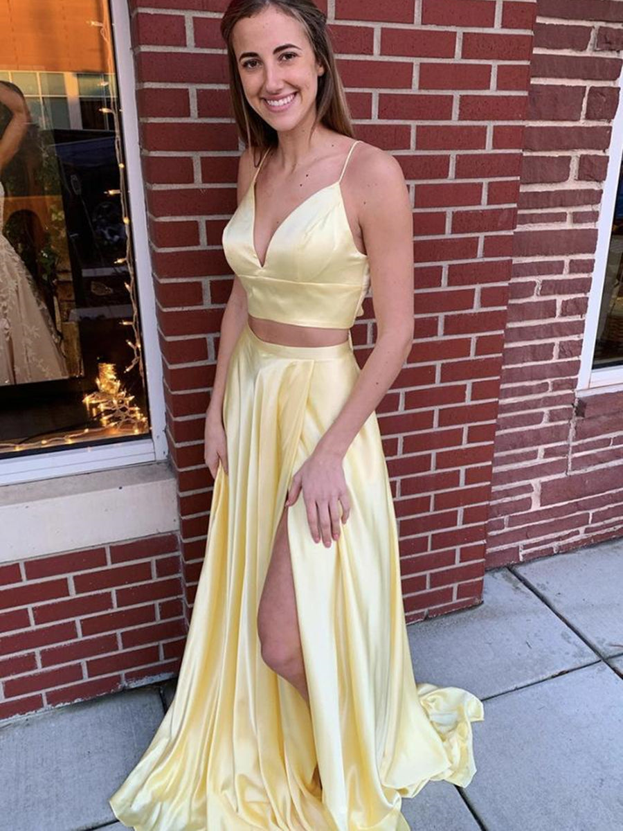 Zweiteiliges langes A-Linien-Kleid aus Satin mit V-Ausschnitt und Schlitz