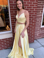 Zweiteiliges langes A-Linien-Kleid aus Satin mit V-Ausschnitt und Schlitz