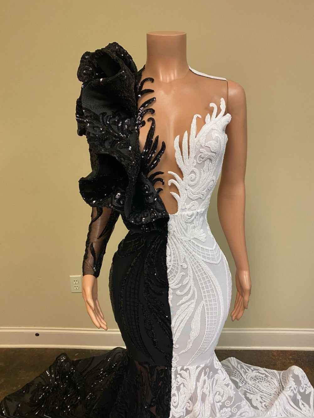 Einzigartiges zweifarbiges Ballkleid im Meerjungfrau-Stil mit V-Ausschnitt, einer Schulter und langen Ärmeln