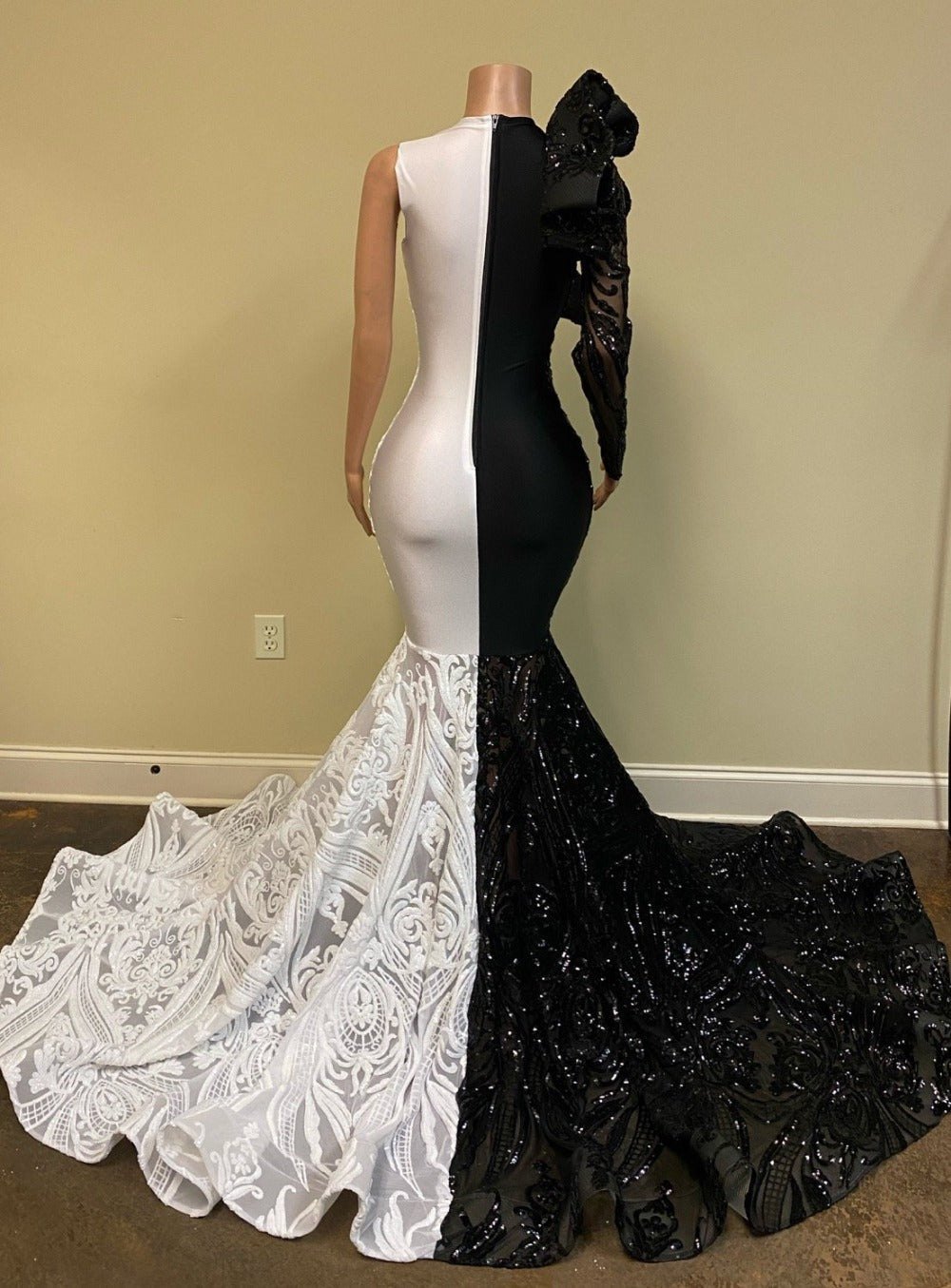 Einzigartiges zweifarbiges Ballkleid im Meerjungfrau-Stil mit V-Ausschnitt, einer Schulter und langen Ärmeln