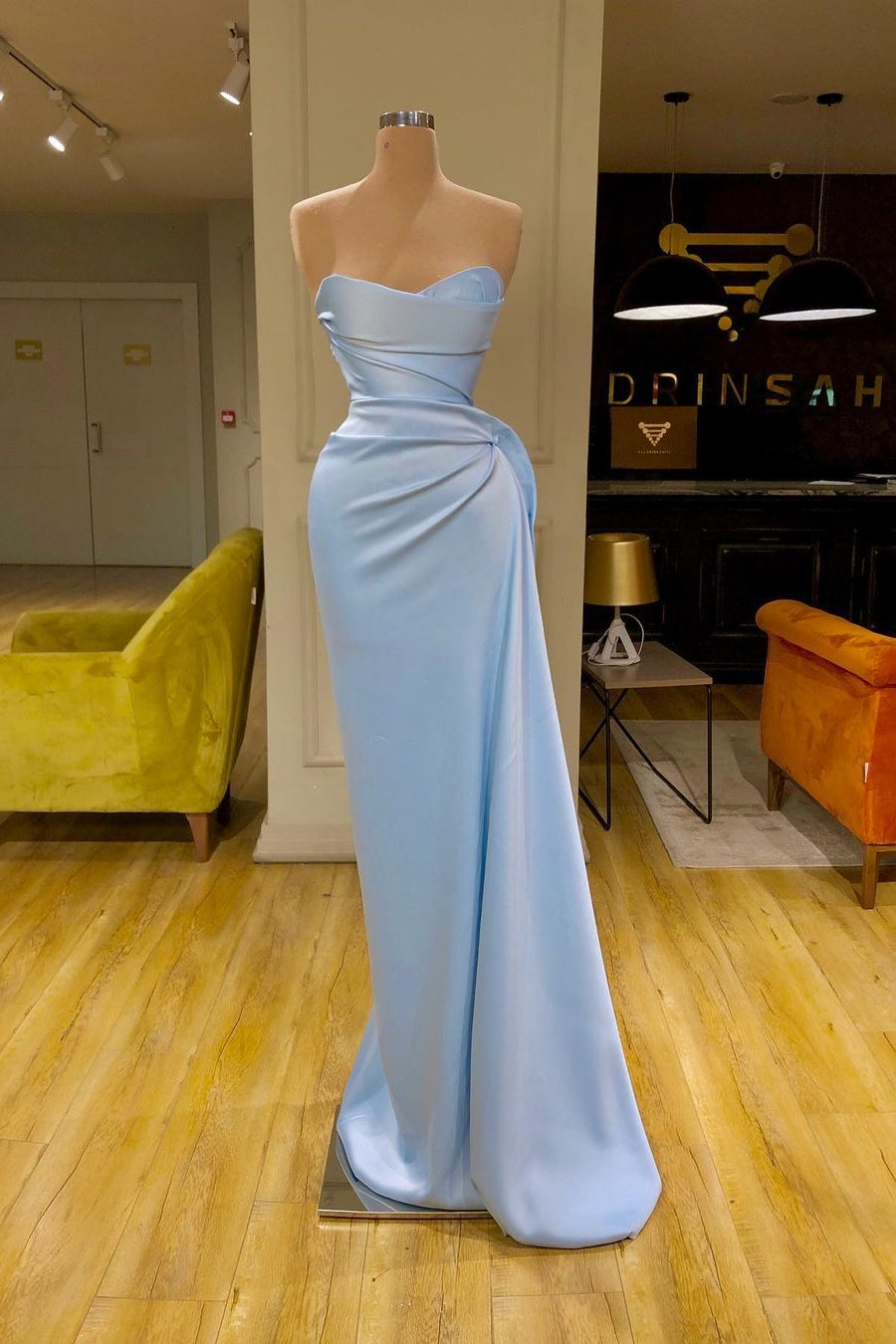 Vestido de fiesta largo azul claro con escote en forma de corazón y pliegues suaves