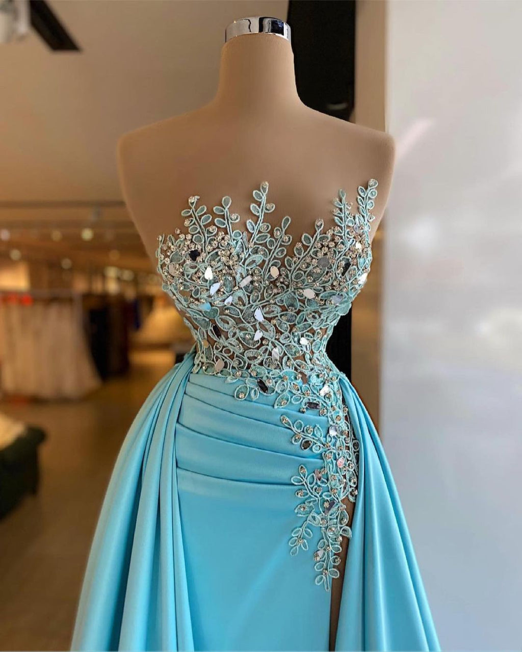 Vestido de fiesta con volantes de cristal y apliques de bateau largo único