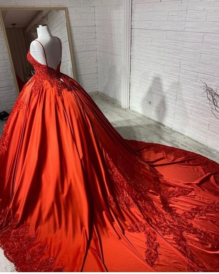 Vestido de novia único de satén con encaje, apliques, espalda descubierta y corte princesa largo