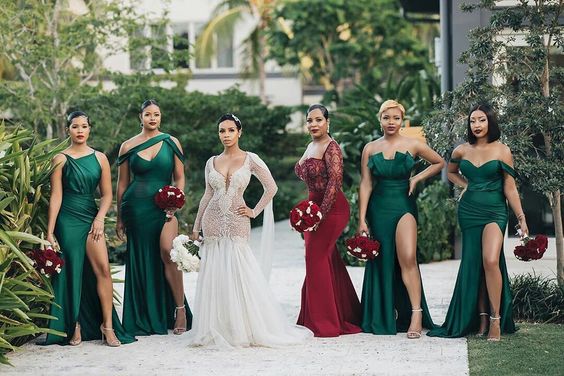Vestido largo de dama de honor de satén elástico verde esmeralda, único, sin tirantes y con hombros descubiertos