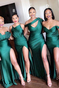 Vestido largo de dama de honor de satén elástico verde esmeralda, único, sin tirantes y con hombros descubiertos