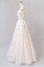 Vestido de novia largo hasta el suelo de tul con apliques y escote en V