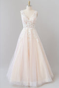 Vestido de novia largo hasta el suelo de tul con apliques y escote en V