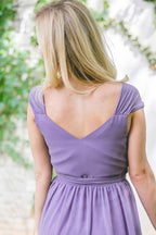 Vestido de dama de honor largo de gasa morado con escote en V, mangas cortas y cordones BD042