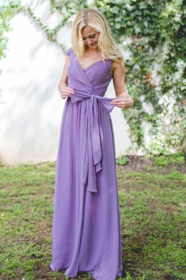 Vestido de dama de honor largo de gasa morado con escote en V, mangas cortas y cordones BD042