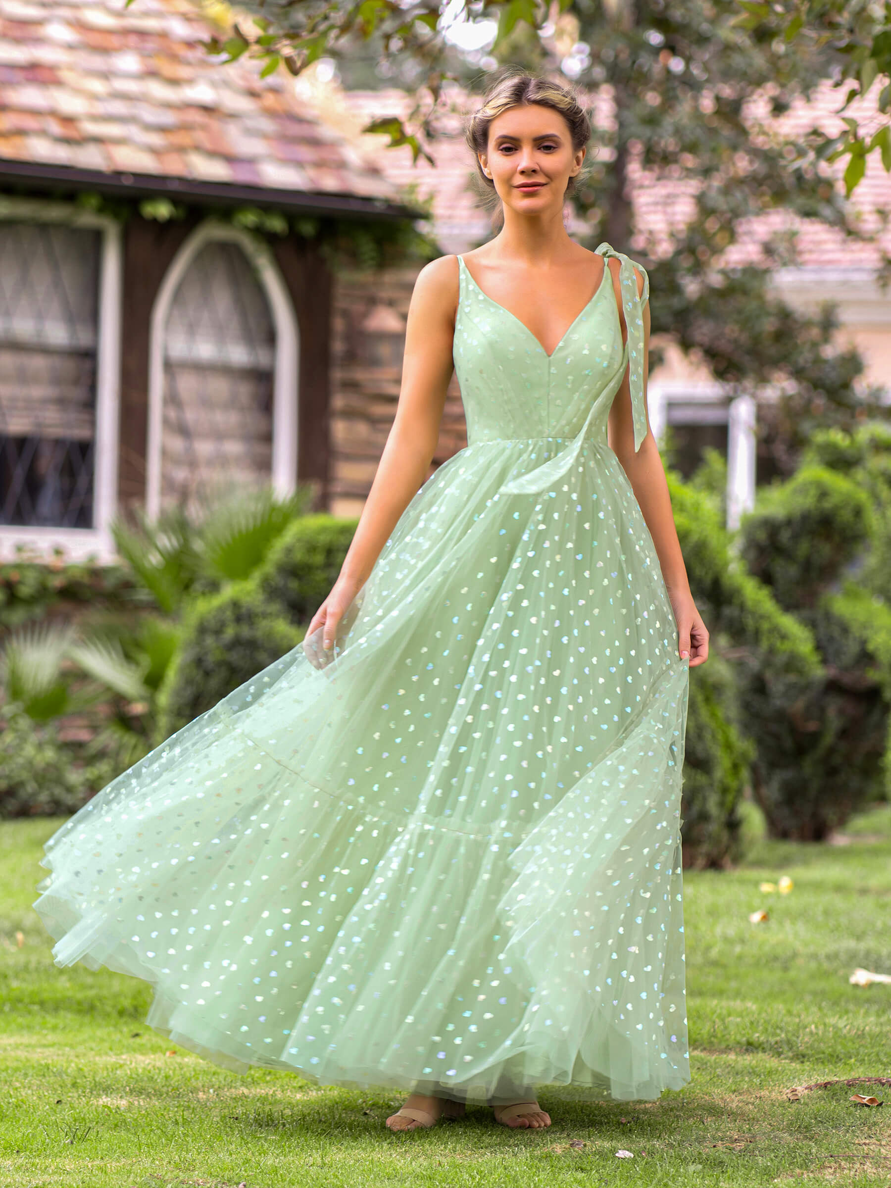 Vestido de fiesta de tul con escote en V y lunares hasta el suelo