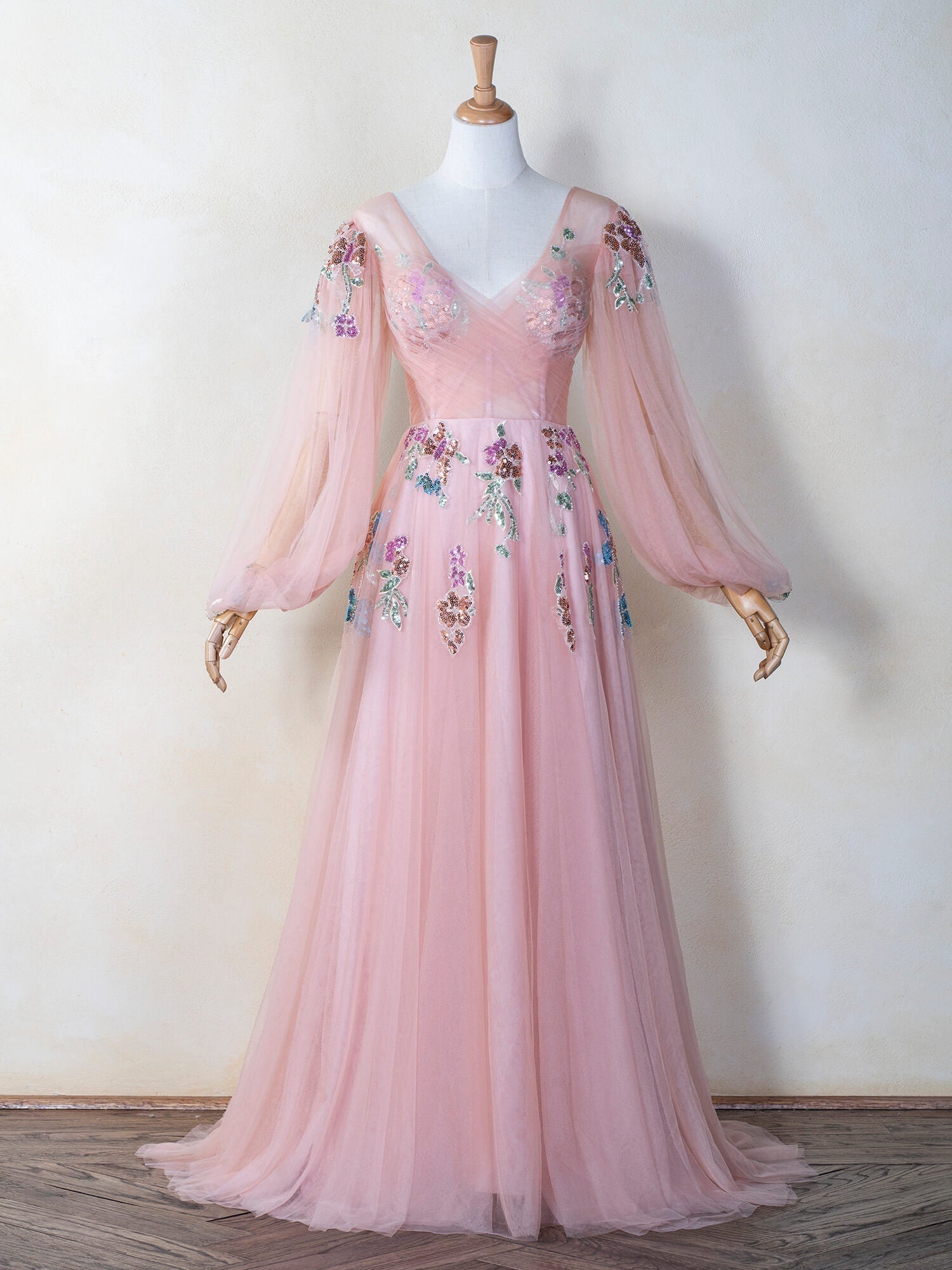 Bodenlanges Ballkleid aus Tüll mit V-Ausschnitt, Stickerei und Pailletten