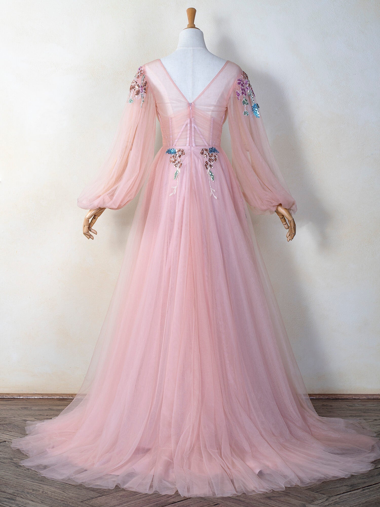 Bodenlanges Ballkleid aus Tüll mit V-Ausschnitt, Stickerei und Pailletten