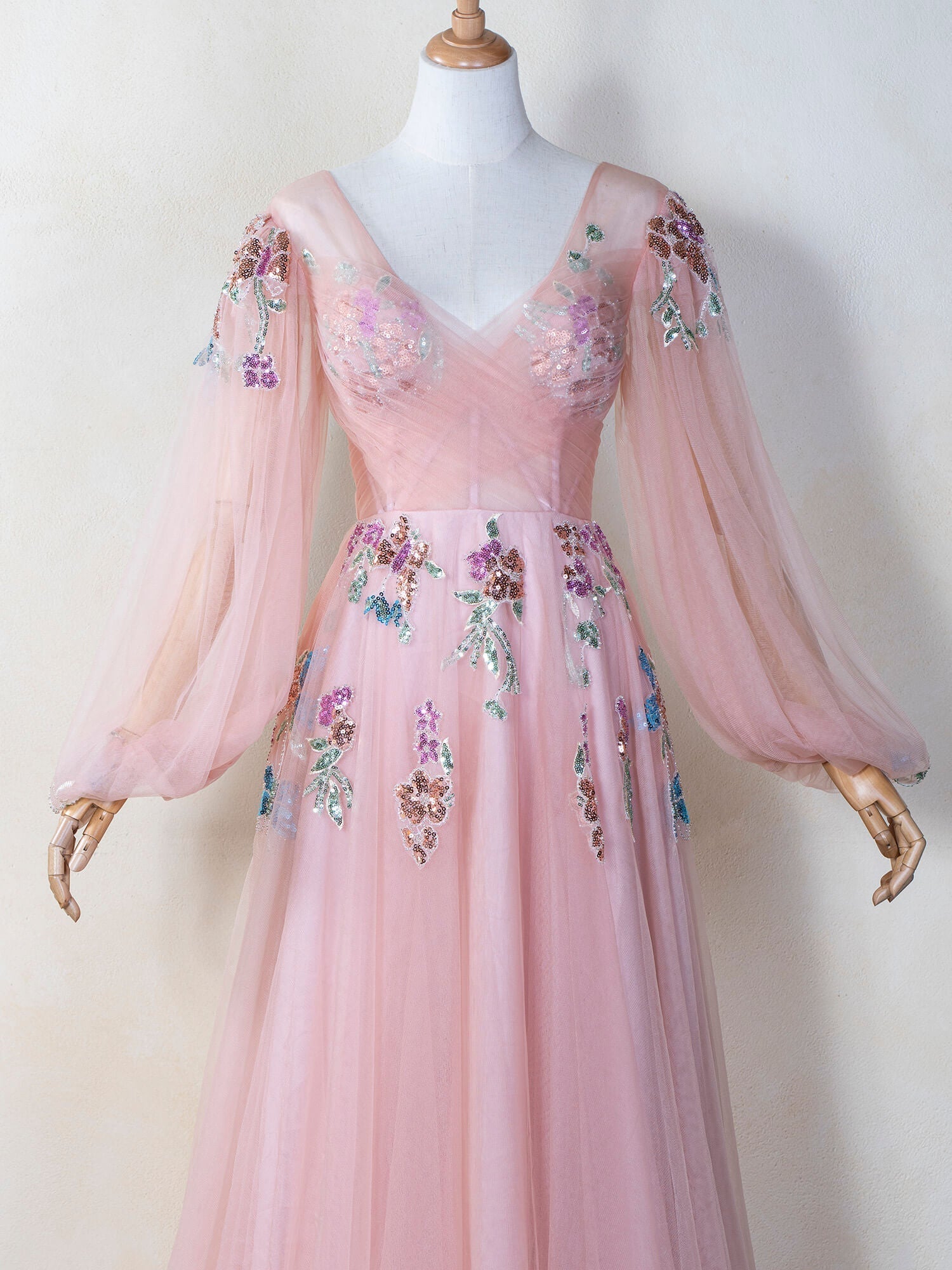 Bodenlanges Ballkleid aus Tüll mit V-Ausschnitt, Stickerei und Pailletten