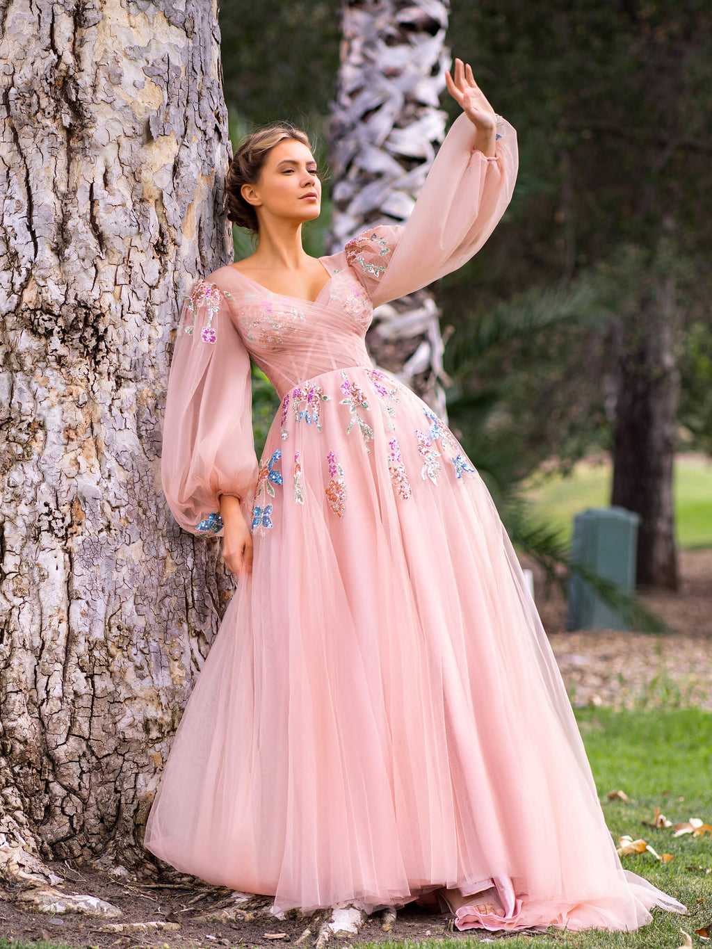 Bodenlanges Ballkleid aus Tüll mit V-Ausschnitt, Stickerei und Pailletten