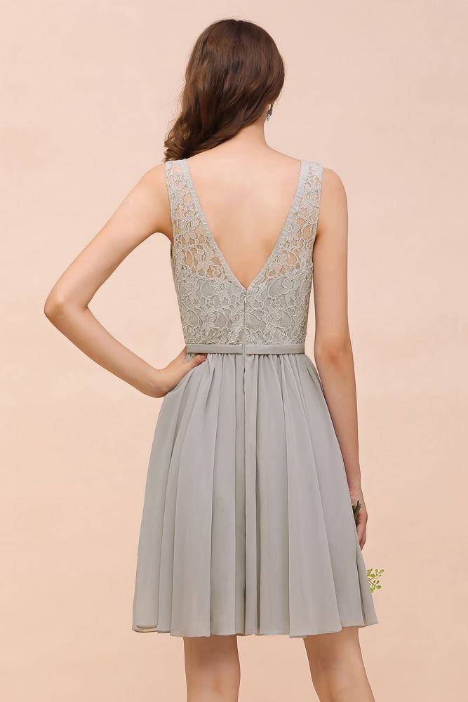 Vestido mini de fiesta de gasa gris con escote en V y encaje floral para dama de honor