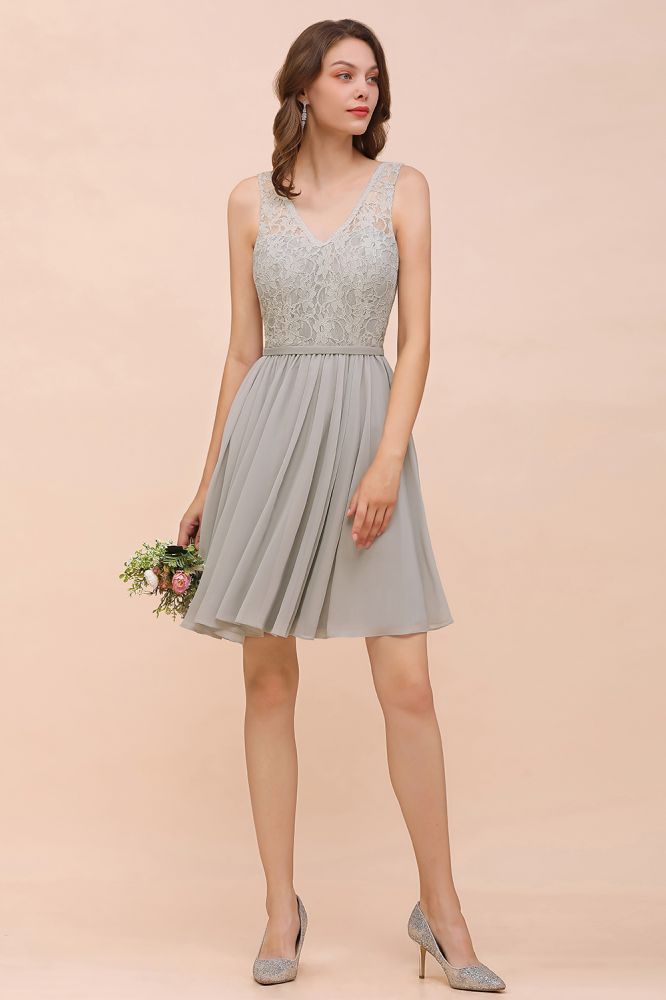 Vestido mini de fiesta de gasa gris con escote en V y encaje floral para dama de honor