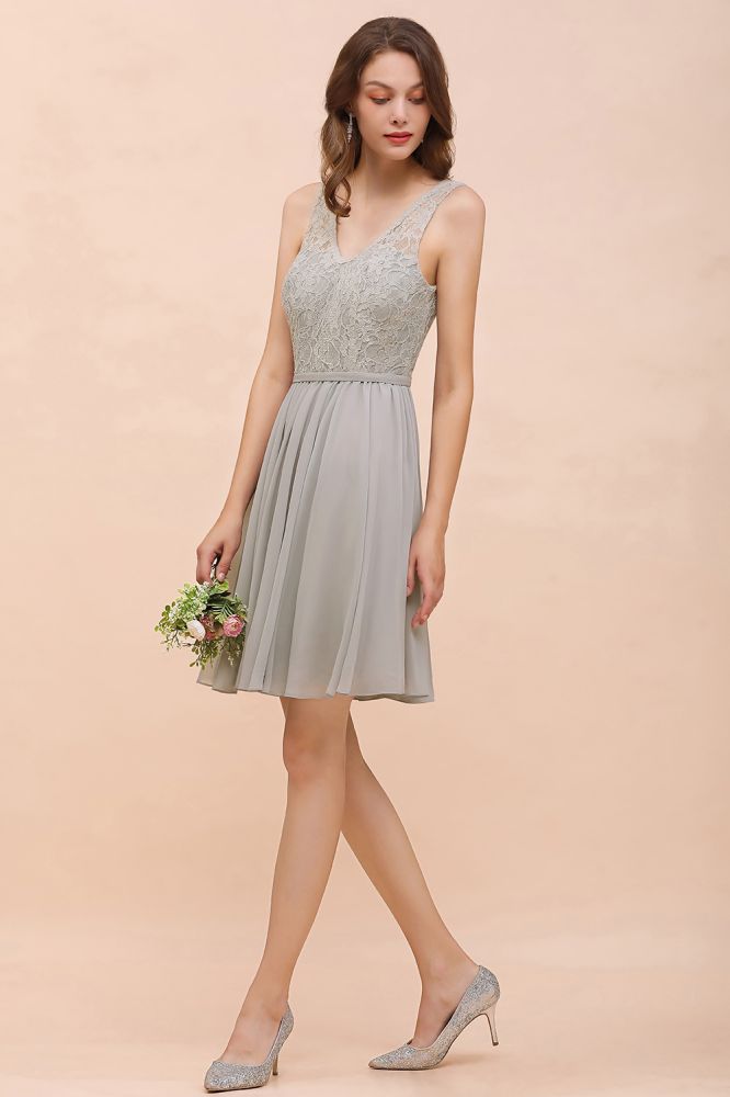 Vestido mini de fiesta de gasa gris con escote en V y encaje floral para dama de honor