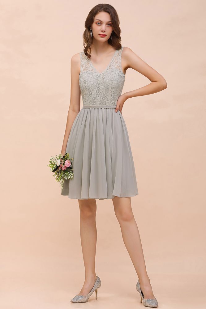 Vestido mini de fiesta de gasa gris con escote en V y encaje floral para dama de honor