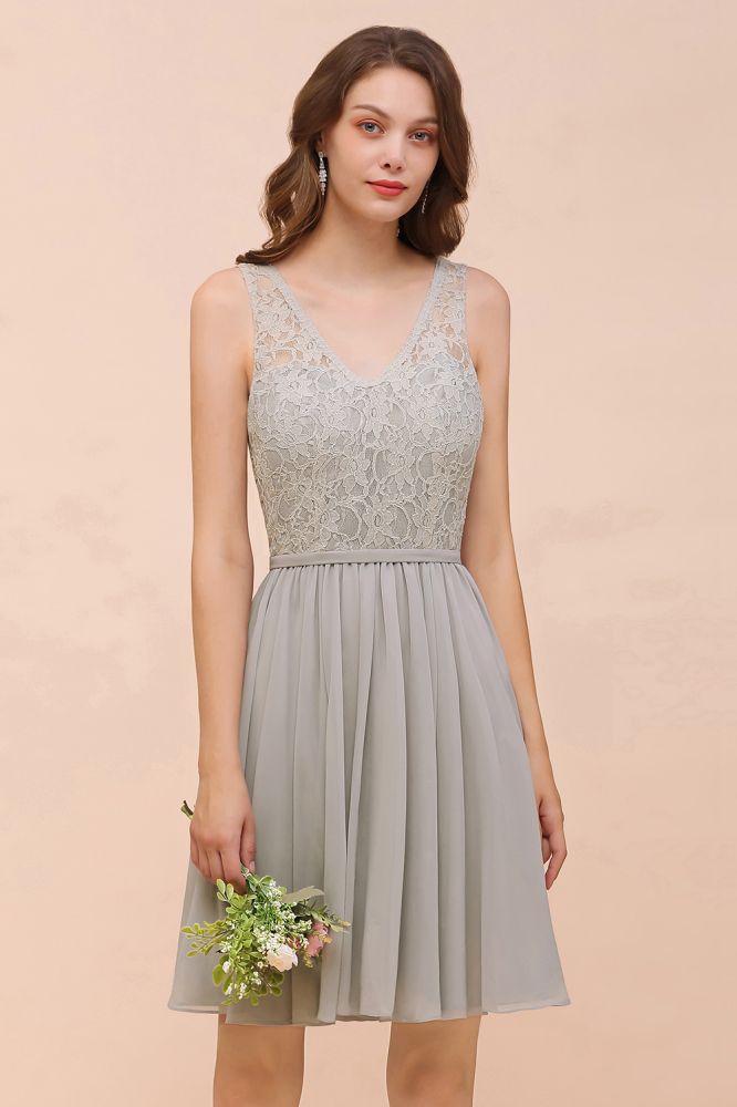 Vestido mini de fiesta de gasa gris con escote en V y encaje floral para dama de honor