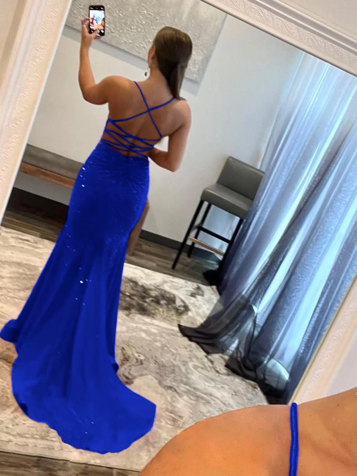 Malia | Vestido de fiesta de satén rojo con brillo y escote en V estilo sirena