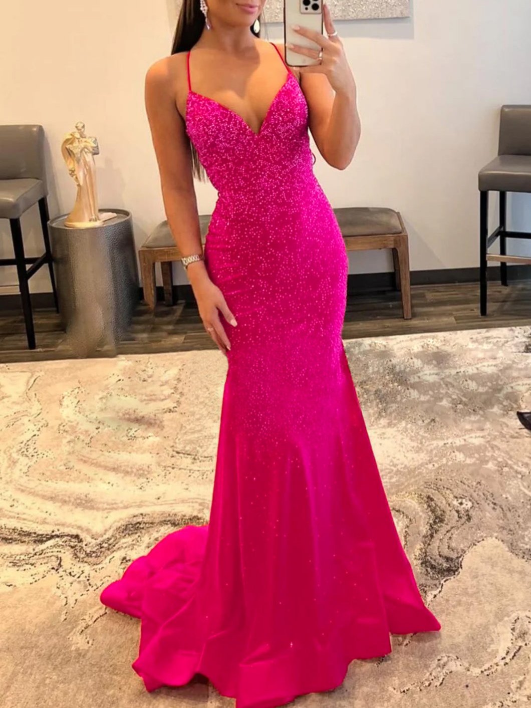 Malia | Vestido de fiesta de satén rojo con brillo y escote en V estilo sirena