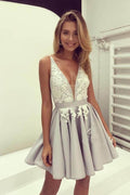 Vestidos de fiesta cortos grises con escote en V y apliques de encaje PG175