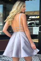 V-Ausschnitt Silber Satin Homecoming Kleider Sexy Rückenfreies Kurzes Ballkleid PD268