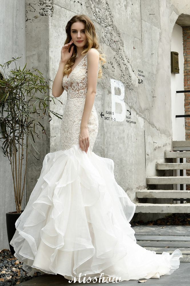 V-Ausschnitt Ärmelloses Meerjungfrau-Brautkleid mit Blumenspitze Garten Puffy Tüll Schlankes Hochzeitskleid