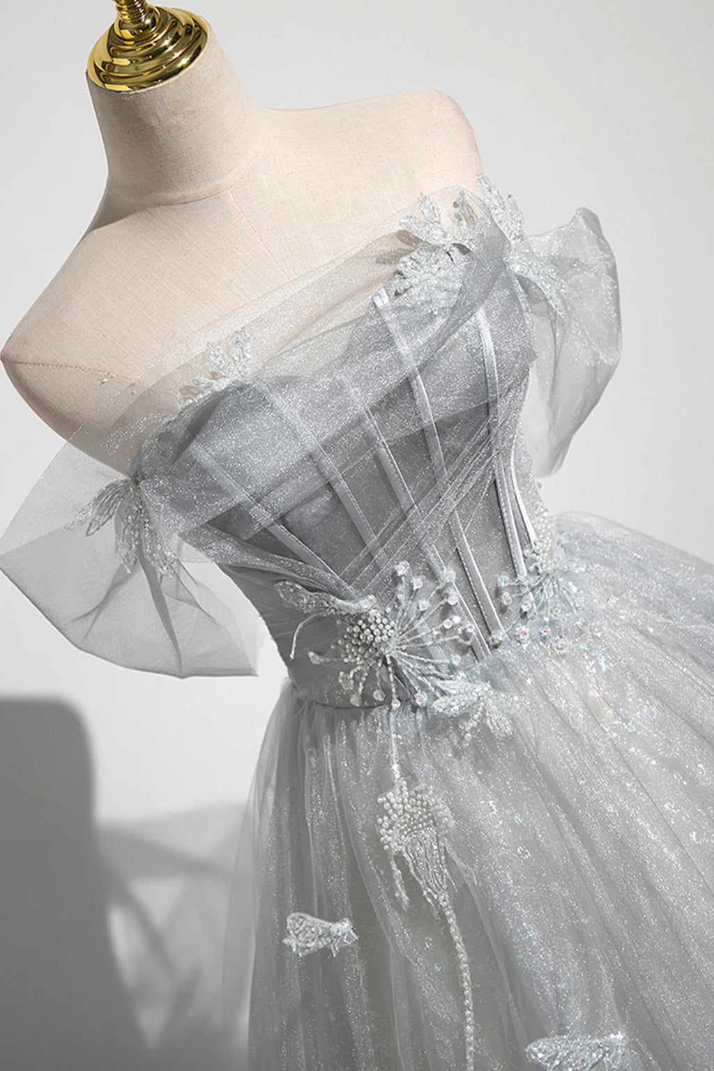 Tiana | Graues A-Linien-Ballkleid aus schulterfreiem Tüll, schönes bodenlanges Partykleid im Korsettstil