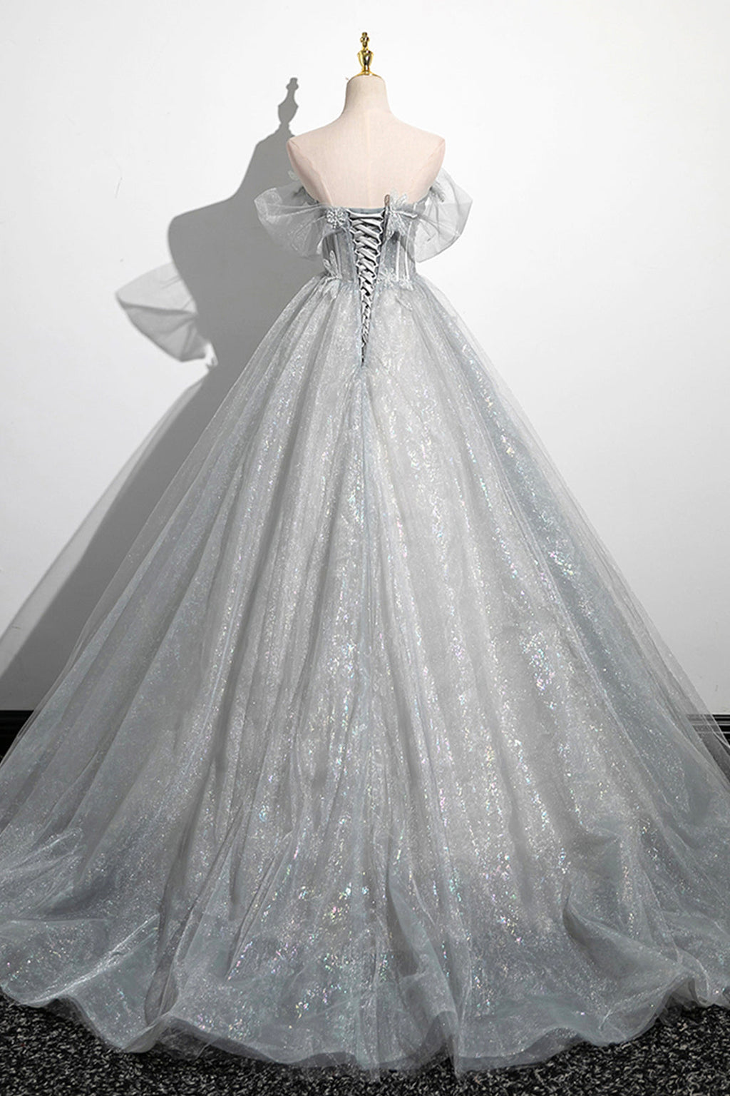 Tiana | Graues A-Linien-Ballkleid aus schulterfreiem Tüll, schönes bodenlanges Partykleid im Korsettstil