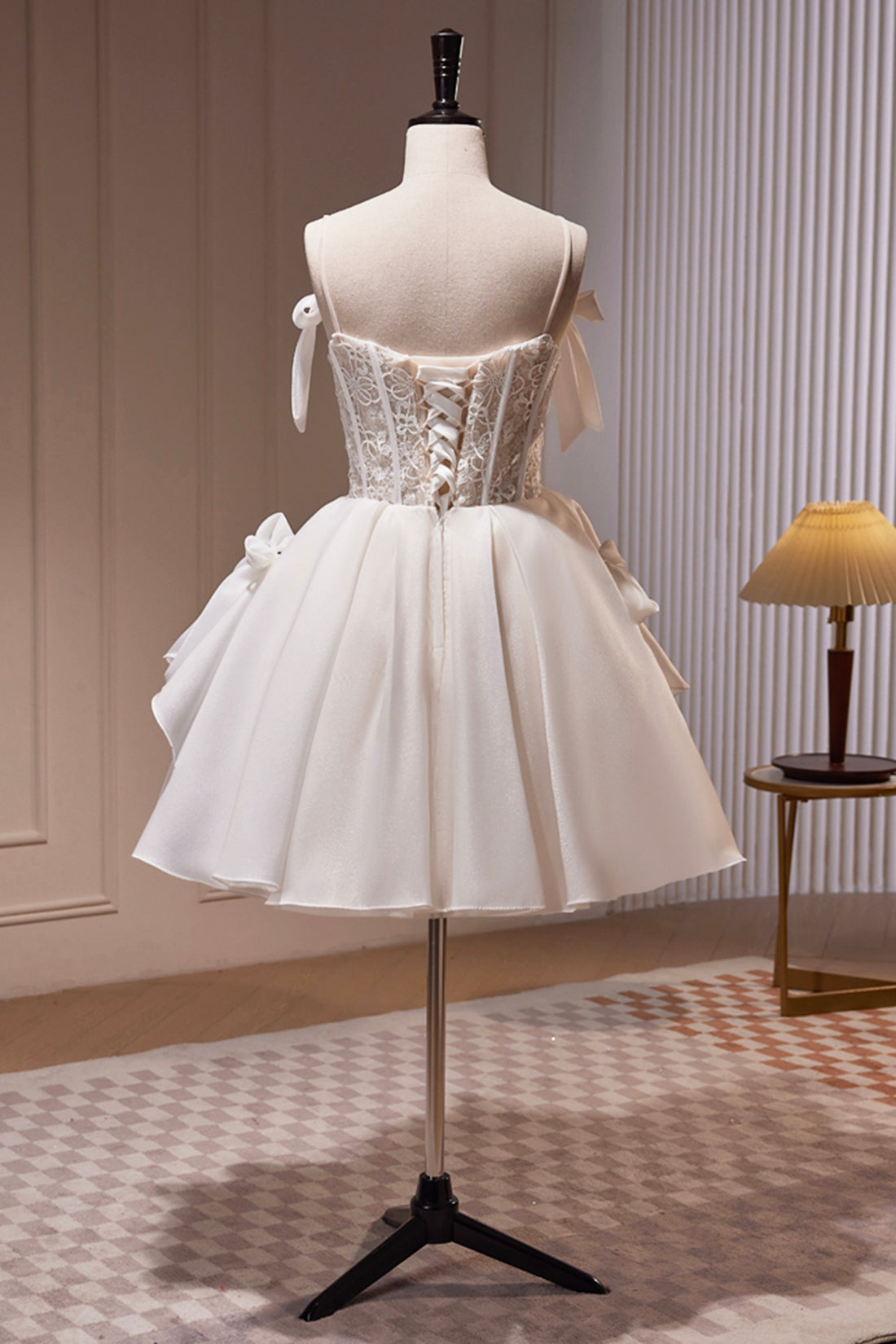 Dani | Weißes kurzes Partykleid aus Spitze mit Spaghettiträgern