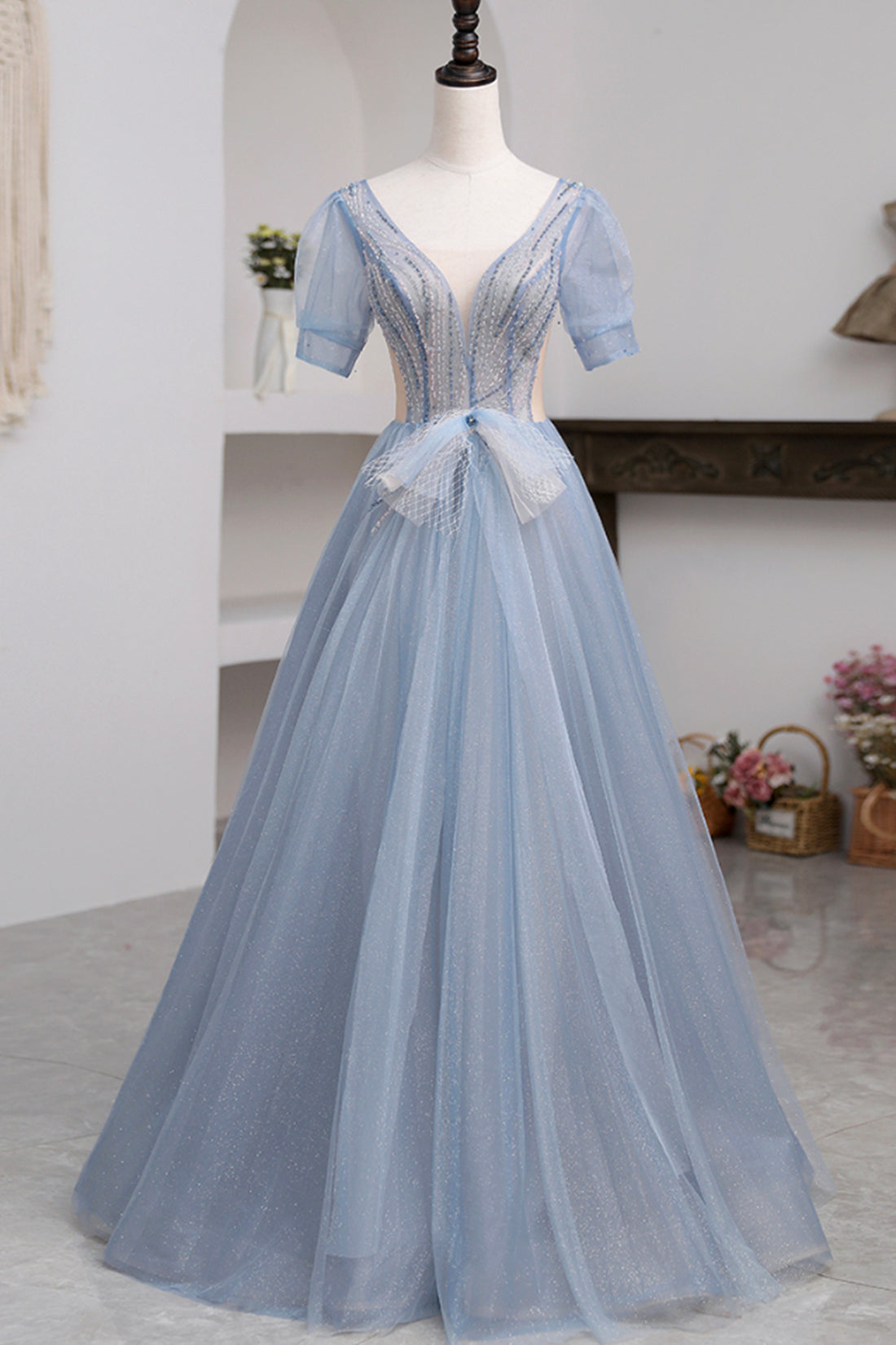 Khaleesi | Vestido de fiesta azul de tul con mangas cortas y largo hasta el suelo con cuentas