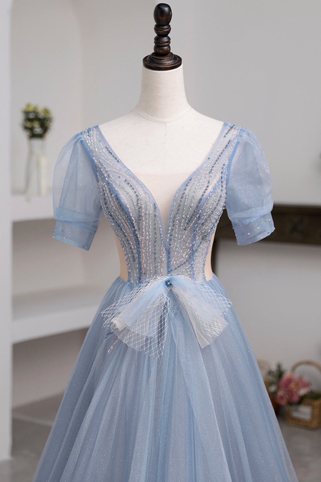 Khaleesi | Vestido de fiesta azul de tul con mangas cortas y largo hasta el suelo con cuentas