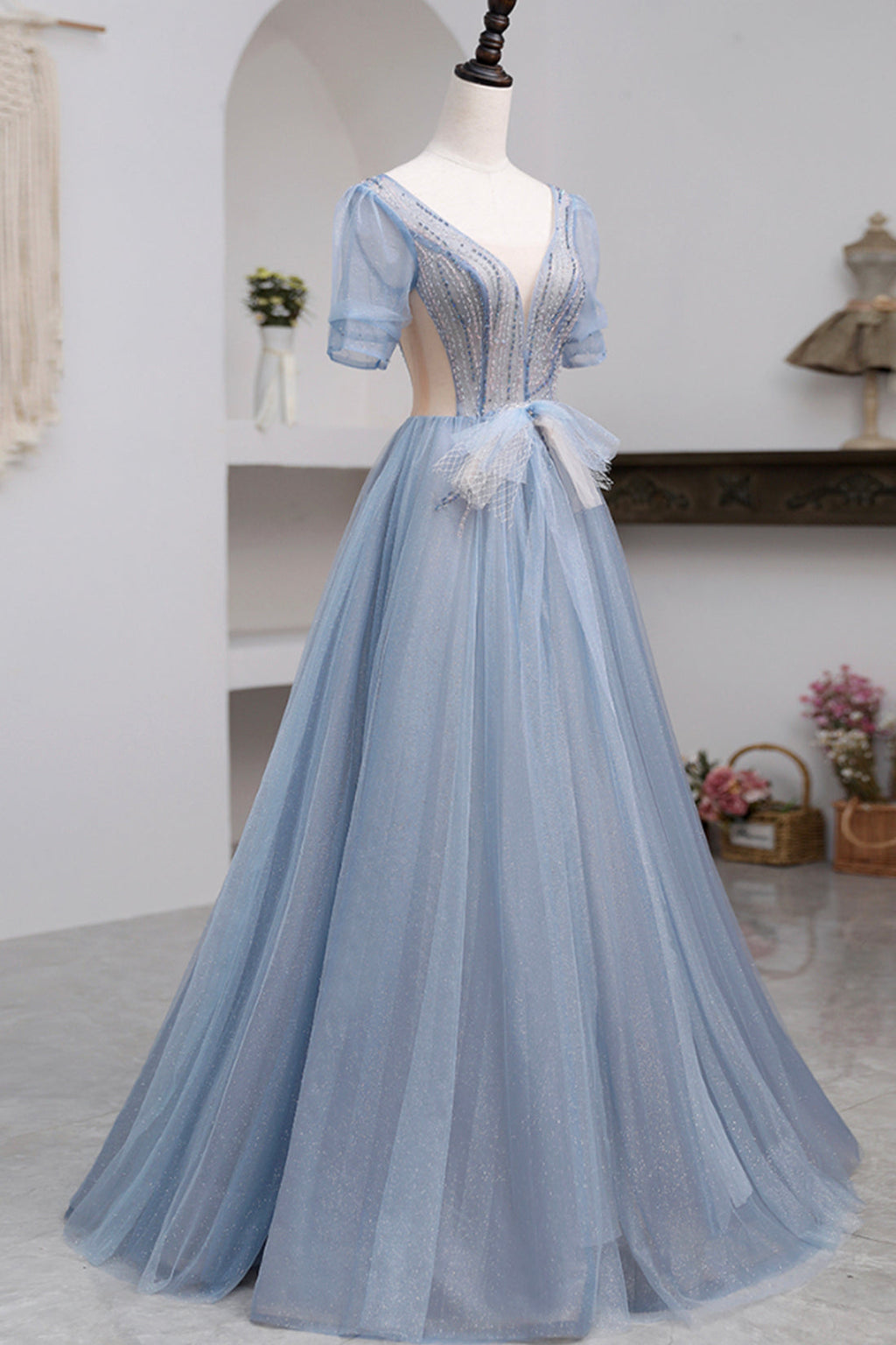 Khaleesi | Vestido de fiesta azul de tul con mangas cortas y largo hasta el suelo con cuentas