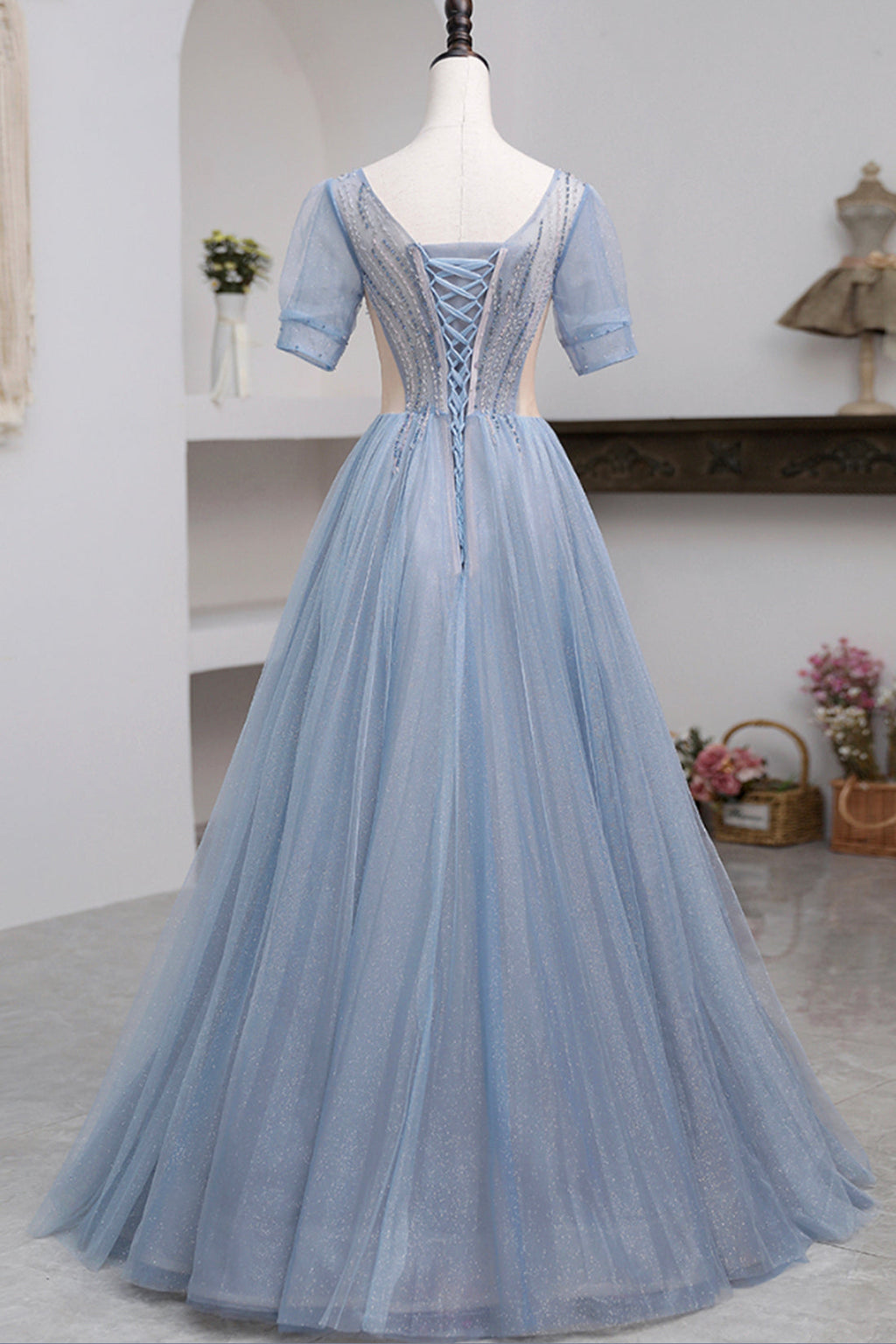 Khaleesi | Vestido de fiesta azul de tul con mangas cortas y largo hasta el suelo con cuentas