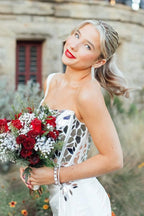 Valeria | Vestido de fiesta blanco de un solo hombro con escote cuadrado, lentejuelas con corte de espejo y abertura