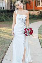 Valeria | Vestido de fiesta blanco de un solo hombro con escote cuadrado, lentejuelas con corte de espejo y abertura