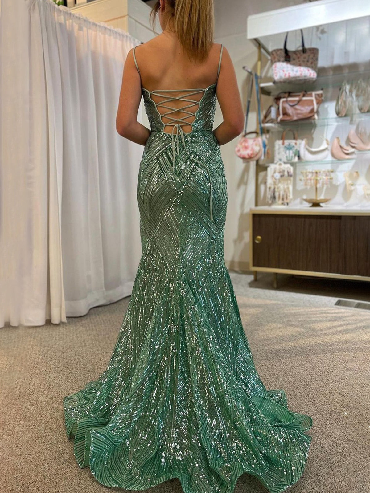 Vestido de fiesta de sirena con lentejuelas y tirantes finos verdes de Veilure |