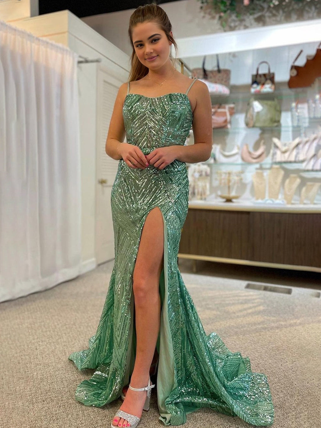 Vestido de fiesta de sirena con lentejuelas y tirantes finos verdes de Veilure |