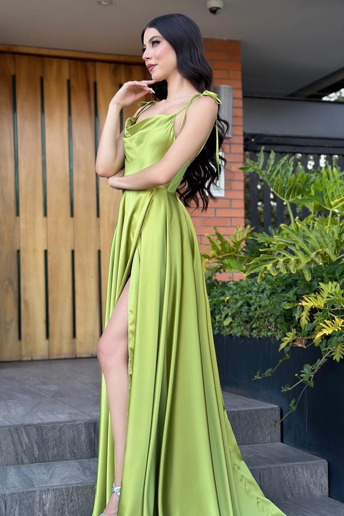Vestido de fiesta vintage verde sin mangas, de satén, corte A, con hombros descubiertos y volantes abiertos